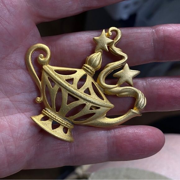 1928 Vintage Genie Aladdin's Lamp Brooch Matte Goldtone - Picture 1 of 5